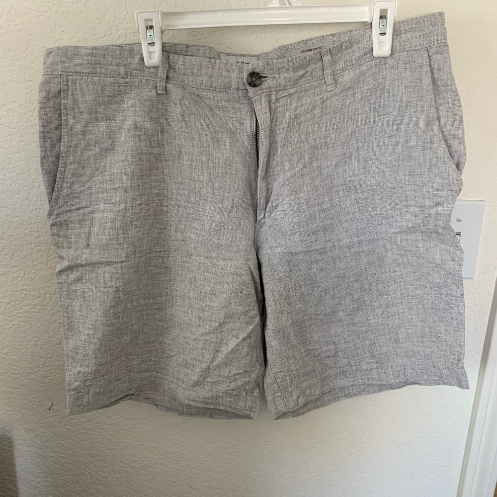 Men’s every wear 7’’ slim fit flat front chino shorts